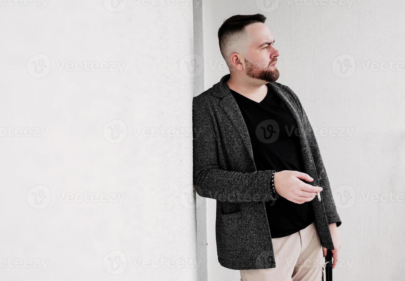 elegant gebaard hipster Mens roken sigaret foto