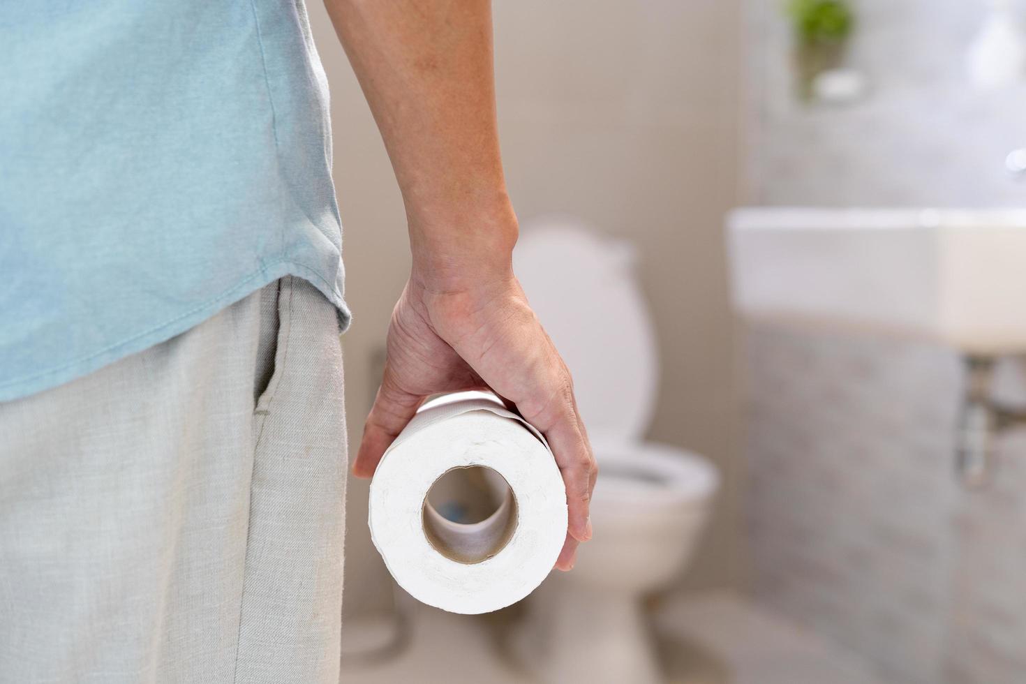 constipatie en diarree in badkamer. pijn doen Mens tintje buik maag pijn pijnlijk. dikke darm ontsteking probleem, giftig voedsel, buik pijn, buikspier, verstopt in toilet, maagpijn, hygiëne foto