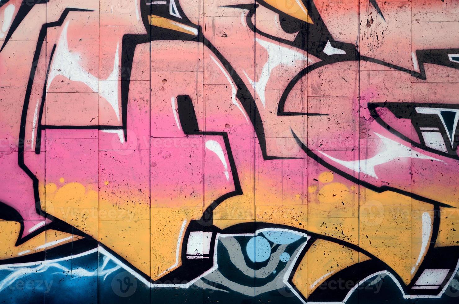 een fragment van gedetailleerd graffiti van een tekening gemaakt met aërosol verven Aan een muur van beton tegels. achtergrond beeld van straat kunst in beige en roze kleur tonen foto