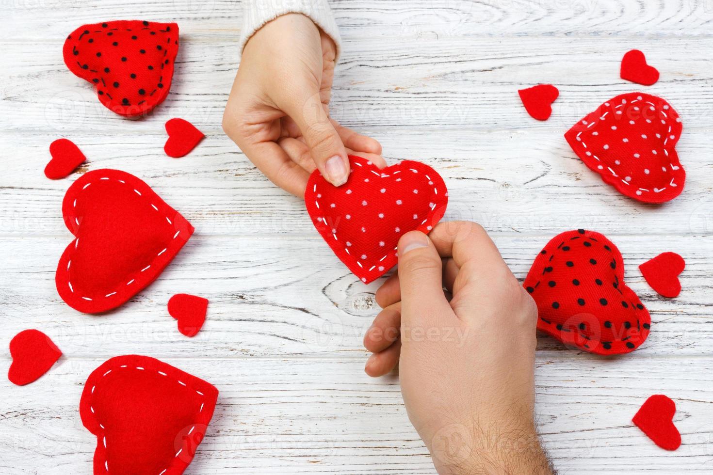 hart in hand- Aan houten tafel. meisje geven hart Aan Valentijn dag foto