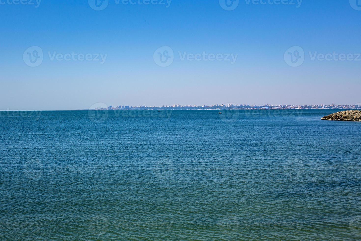 mooi zee met blauw lucht Aan zonnig dag foto