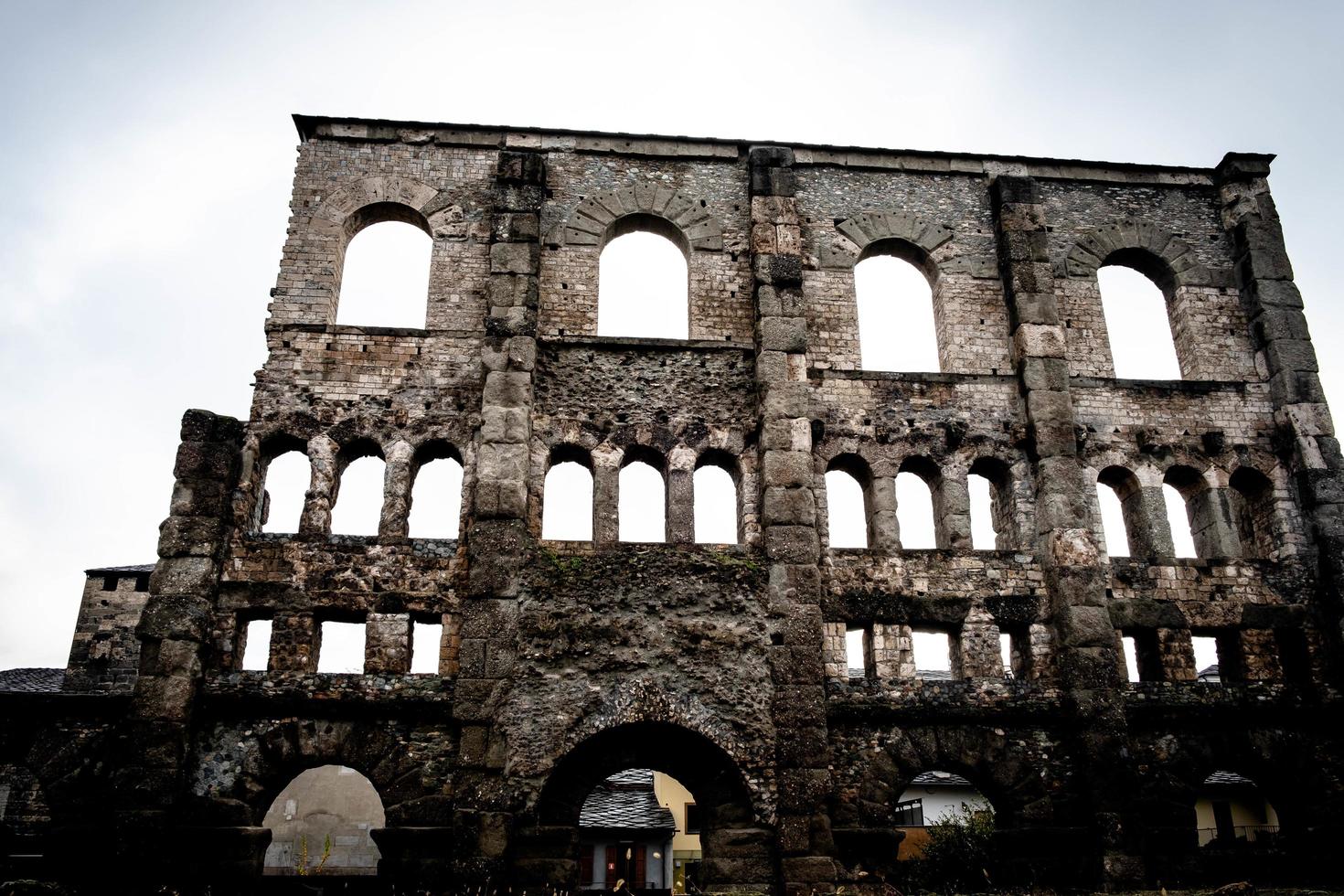 de stoffelijk overschot van de mooi Romeins theater van aosta, gedurende een winter dag in december 2022 foto