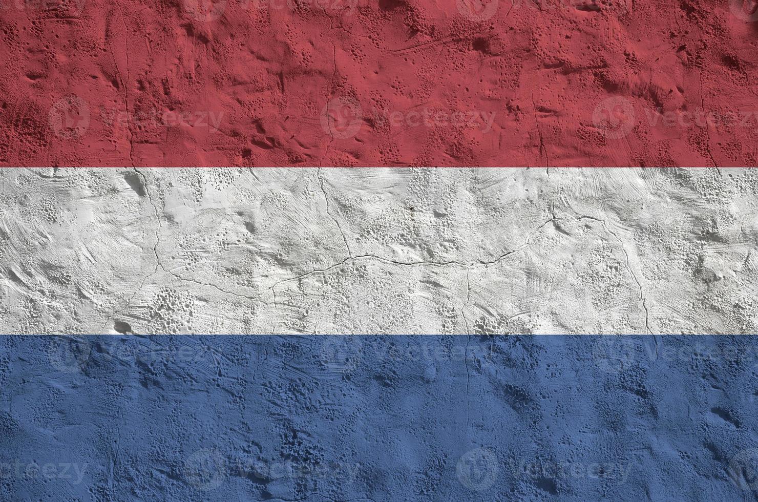 Nederland vlag afgebeeld in helder verf kleuren Aan oud Verlichting bepleistering muur. getextureerde banier Aan ruw achtergrond foto
