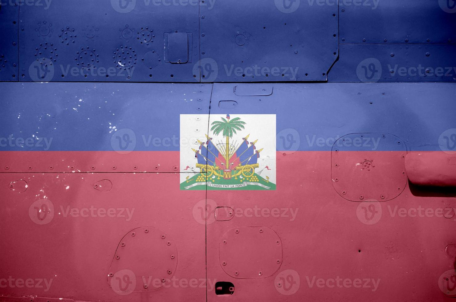 Haïti vlag afgebeeld Aan kant een deel van leger gepantserd helikopter detailopname. leger krachten vliegtuig conceptuele achtergrond foto