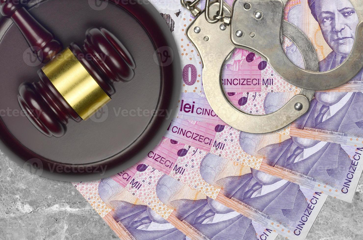 50000 Roemeense leu rekeningen en rechter hamer met Politie handboeien Aan rechtbank bureau. concept van gerechtelijk beproeving of omkoping. belasting vermijding foto