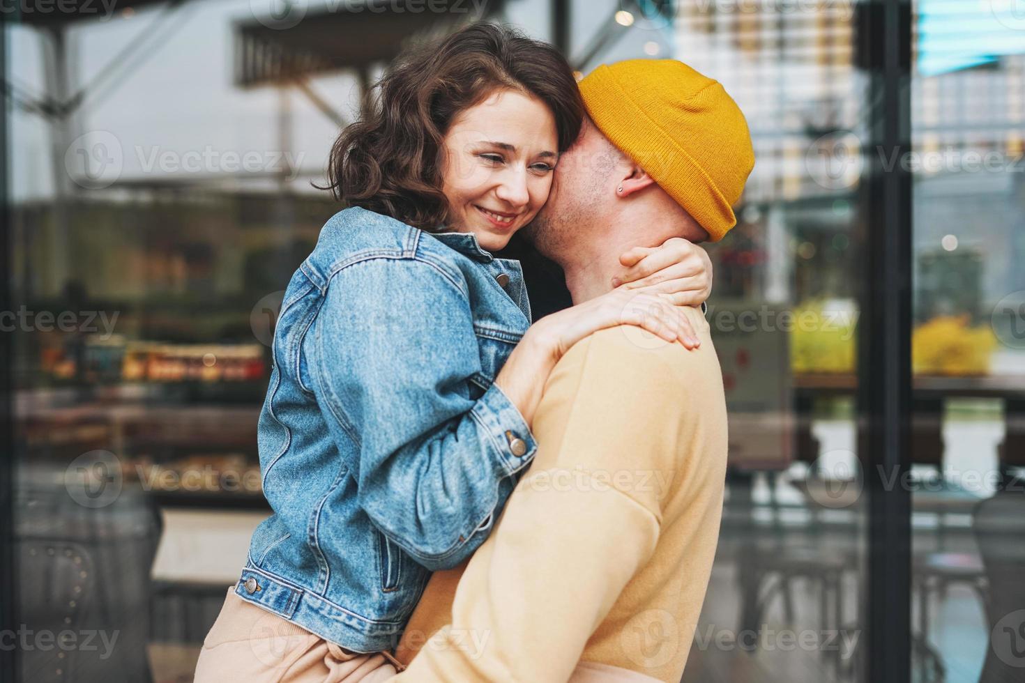 gelukkig elegant jong familie paar in liefde hipsters hebben pret tegen de glas muur foto