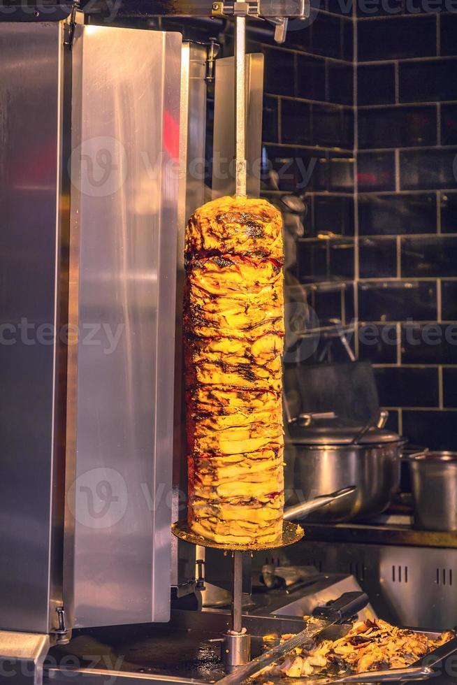 doner traditioneel Turks doner kebab vlees. Turks keuken straat voedsel in Istanbul, kalkoen. foto