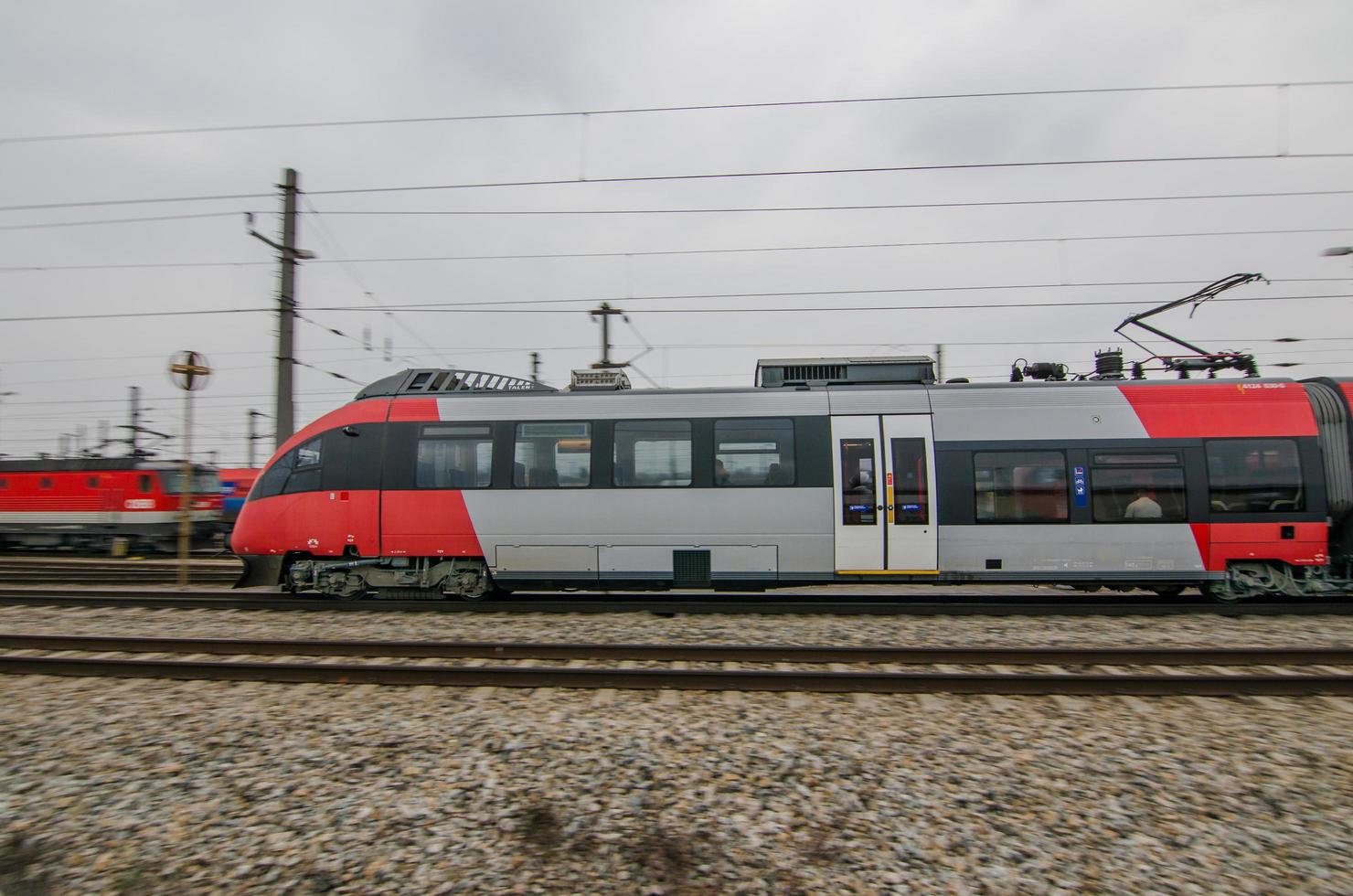 snel trein in een stad foto