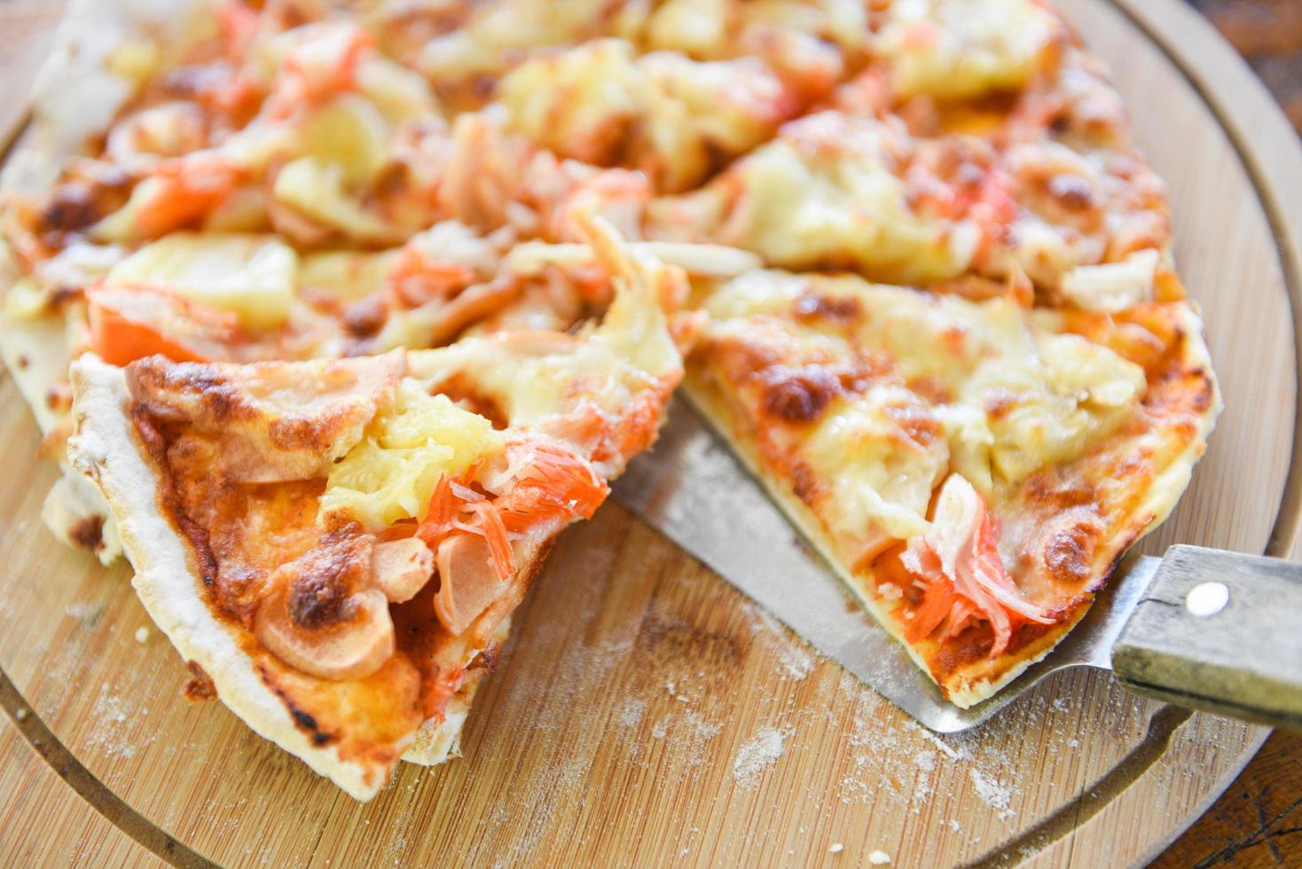 pizza kaas plak Aan houten dienblad en geserveerd Aan een houten tafel , top visie eigengemaakt gebakje pizza Italiaans is gekookt traditioneel voedsel foto