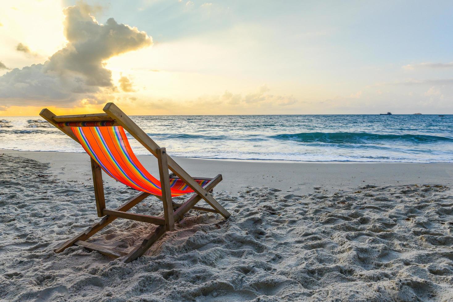 stoel strand Aan zand in de zomer vakantie natuur reizen mooi zomer landschap met - tropisch vakantie zonsondergang of zonsopkomst Aan de strand met zee en geel lucht oceaan achtergrond foto