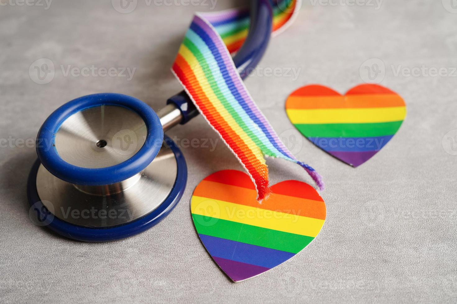lgbt-symbool, stethoscoop met regenbooglint, rechten en gendergelijkheid, lgbt-trotsmaand in juni. foto