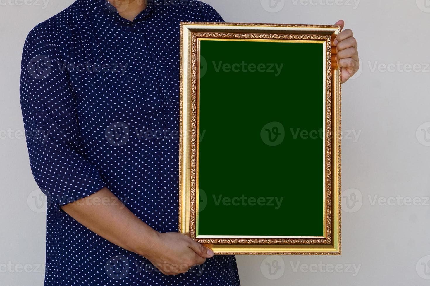 detailopname vrouw houdt leeg foto kader of blanco diploma certificaat kader. kopiëren ruimte voor toevoegen tekst of foto's. concept, trots, herinneringen en nostalgie .