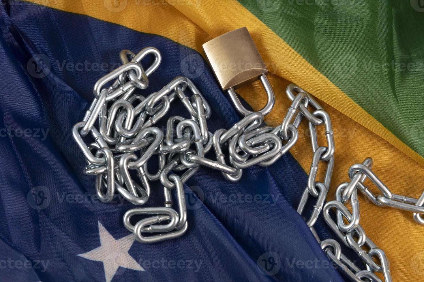 keten en braziliaans vlag symboliseert slavernij in de land foto