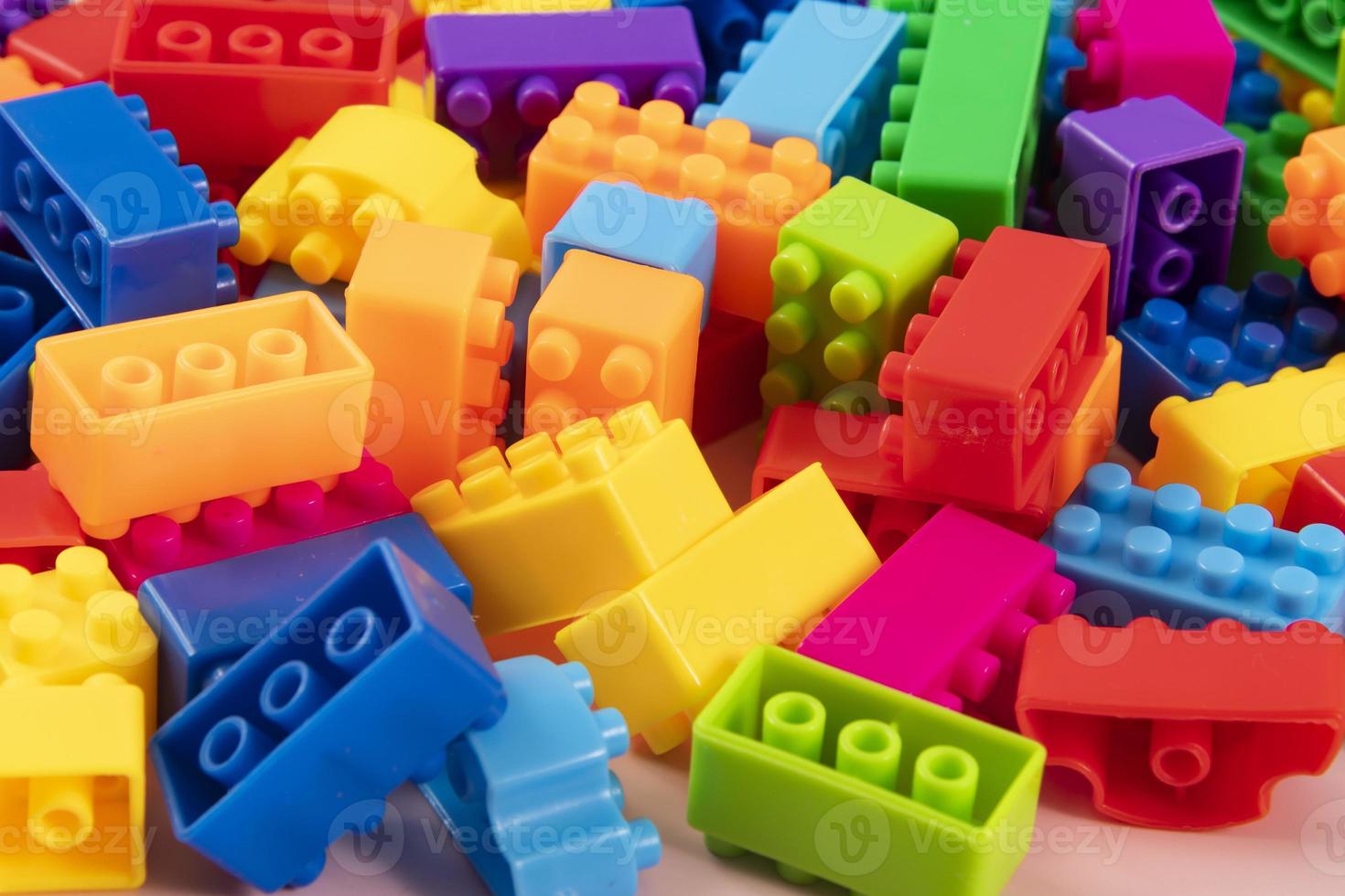 kleurrijk plastic gebouw blok patronen geïsoleerd. speelgoed- voor kinderen foto