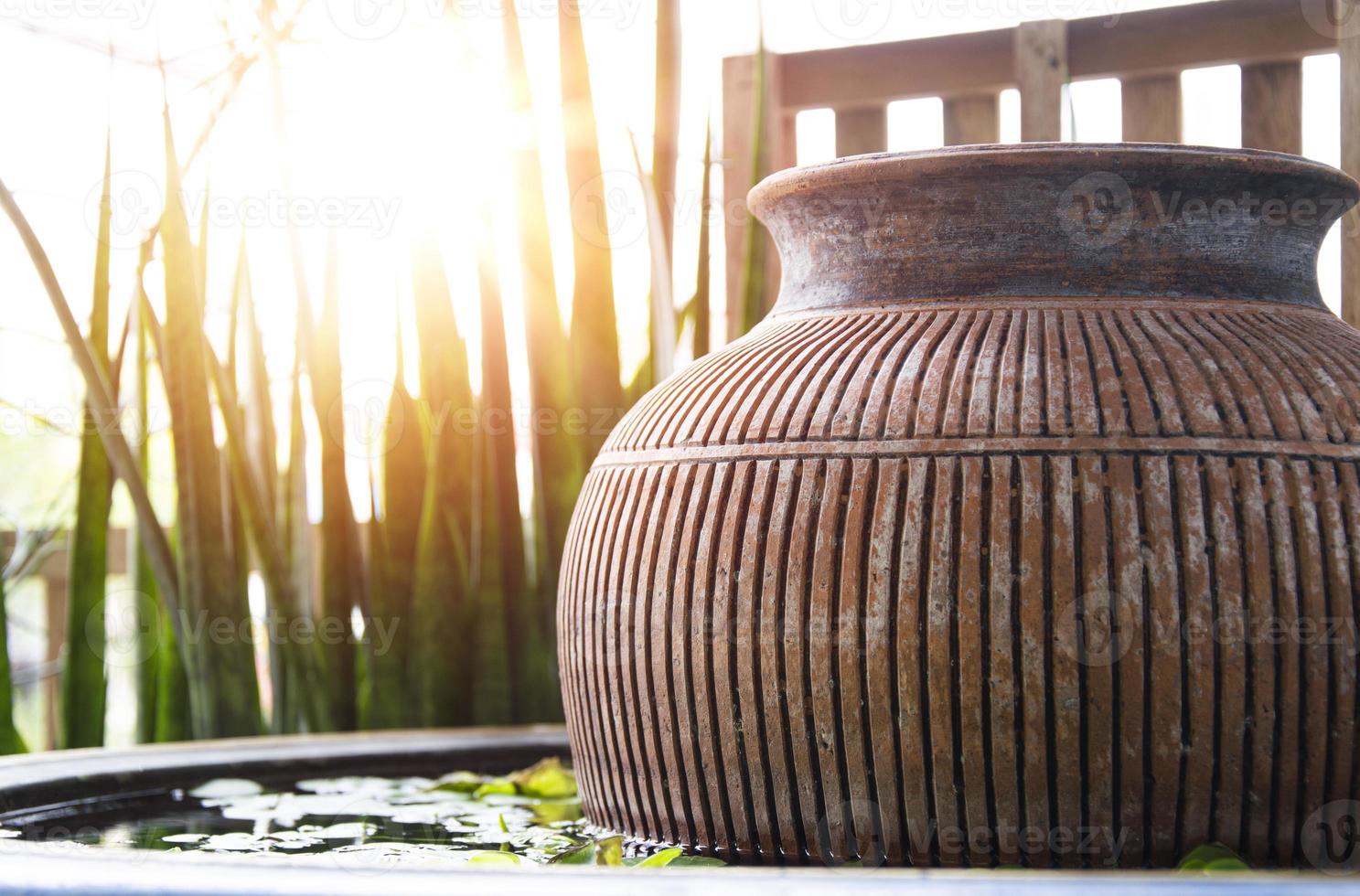 de avond zon schijnt Aan de water bekken waar de pot is geplaatst binnen. foto