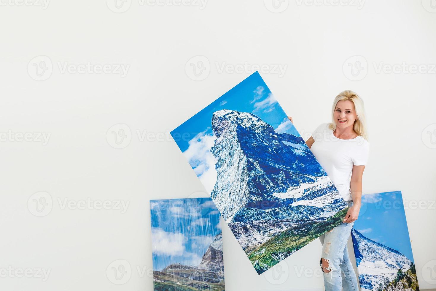 vrouw met een afbeelding staat in de buurt de muur foto