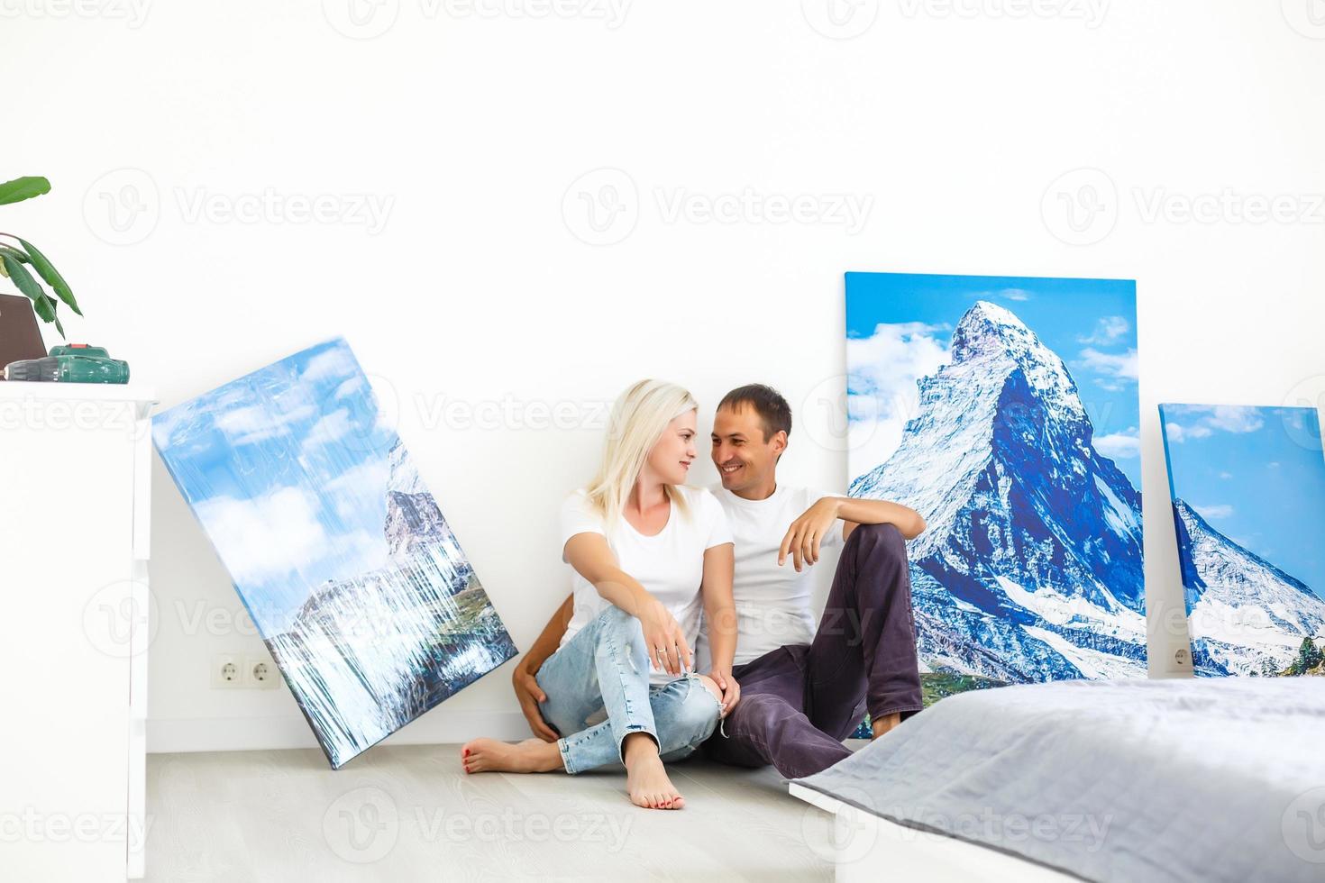 jong paar blijft hangen een groot foto canvas Bij huis
