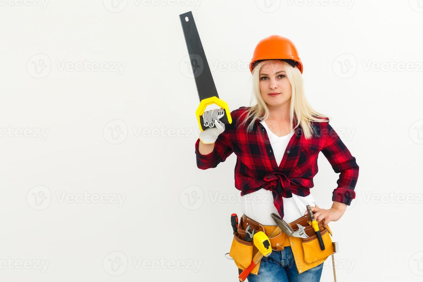 werken vrouw in helm met een zag geïsoleerd Aan wit achtergrond. vrouw in mannetje werk. vernieuwing concept foto