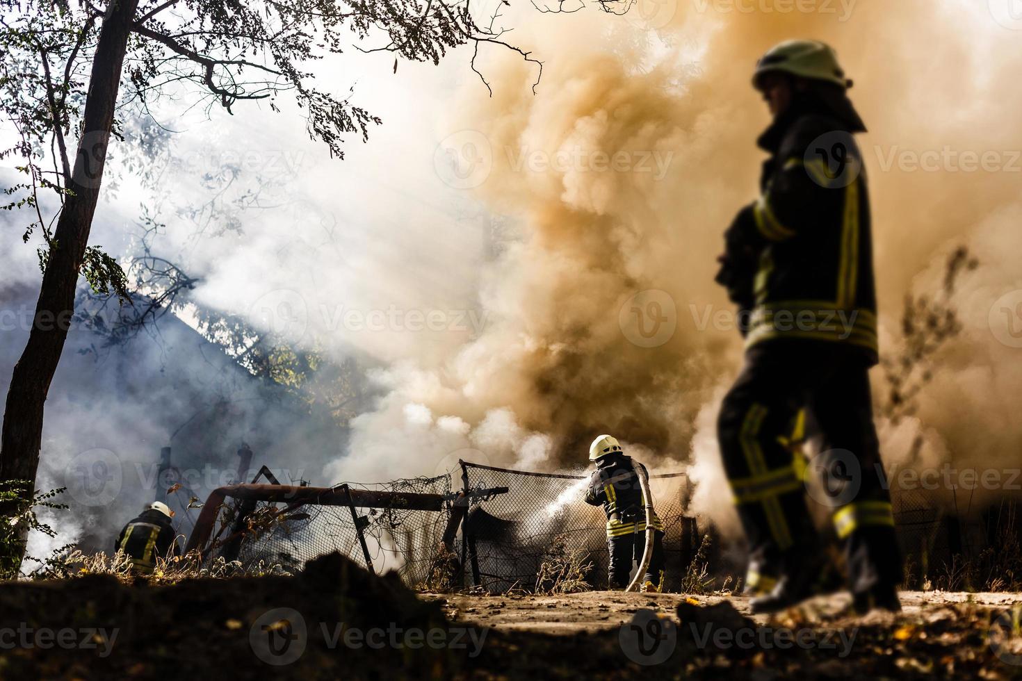 brandweerlieden blussen een bosbrand door wateroverlast foto