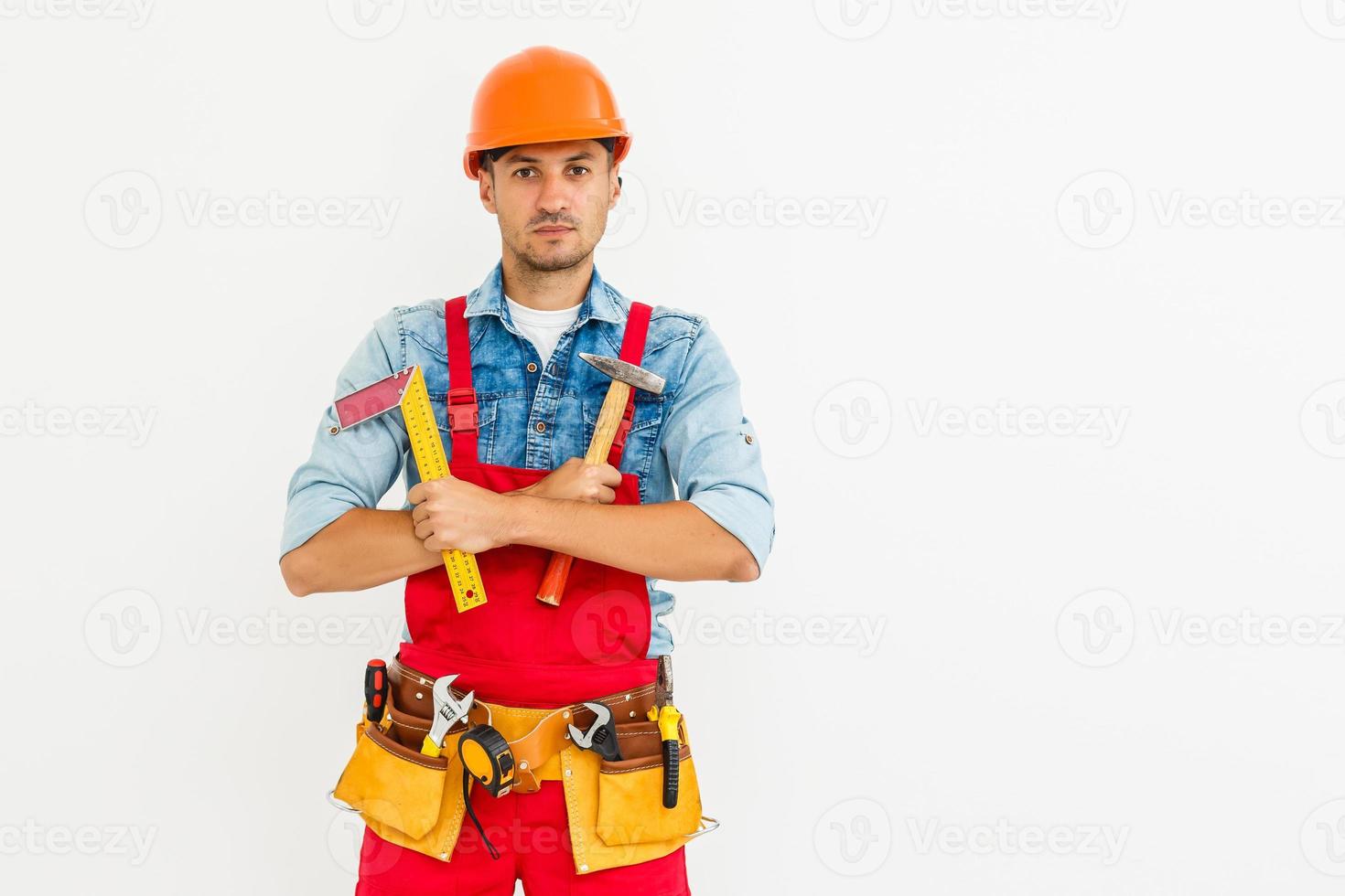beroep, bouw en gebouw - gelukkig glimlachen mannetje arbeider of bouwer in helm over- wit achtergrond. foto