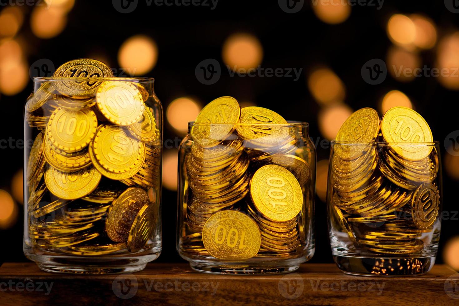 goud munt in glas fles, geld besparing concept en goud spaargeld foto