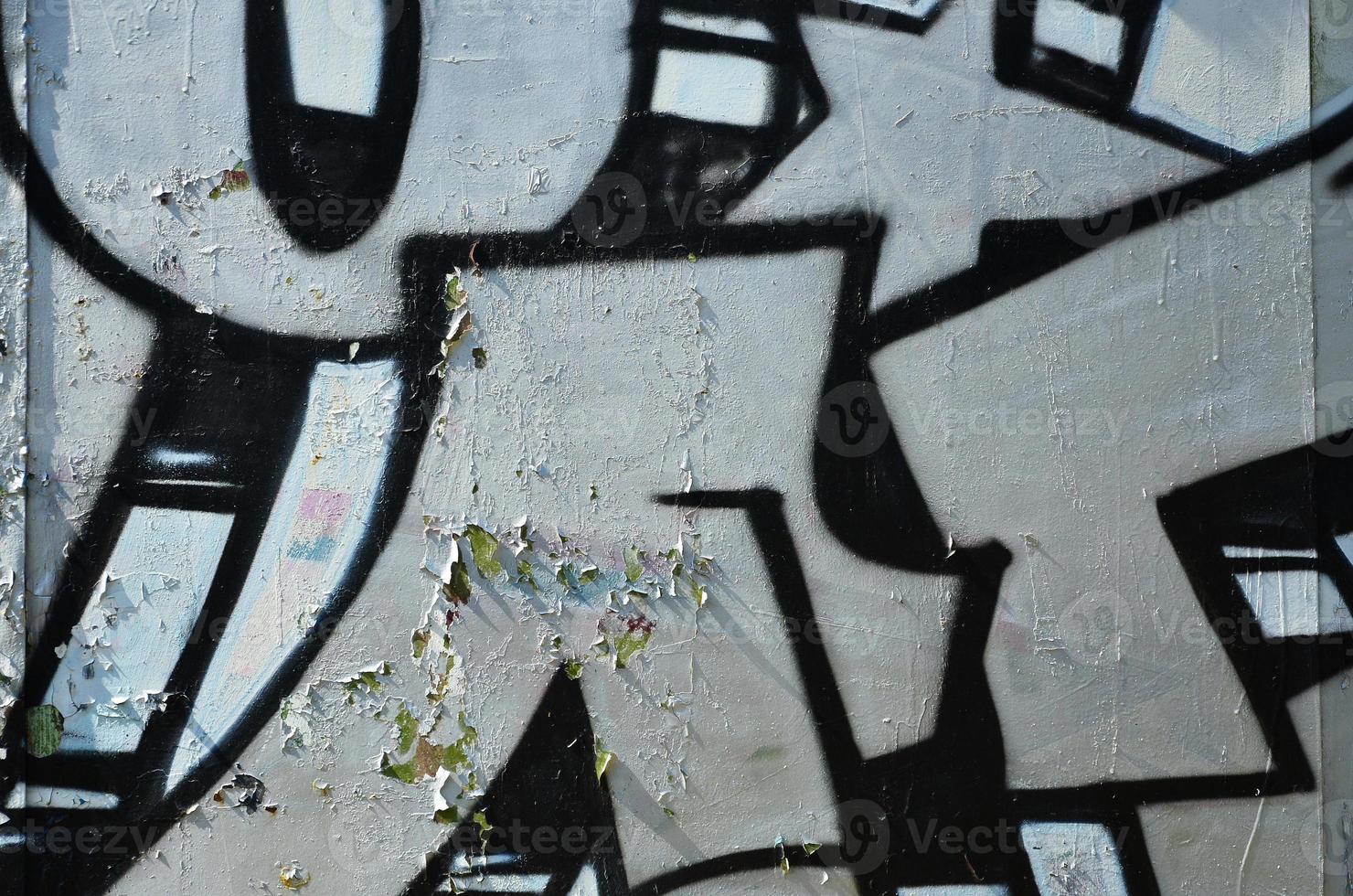 de oud muur, geschilderd in kleur graffiti tekening zilver chroom aërosol verven. achtergrond beeld Aan de thema van tekening graffiti en straat kunst foto