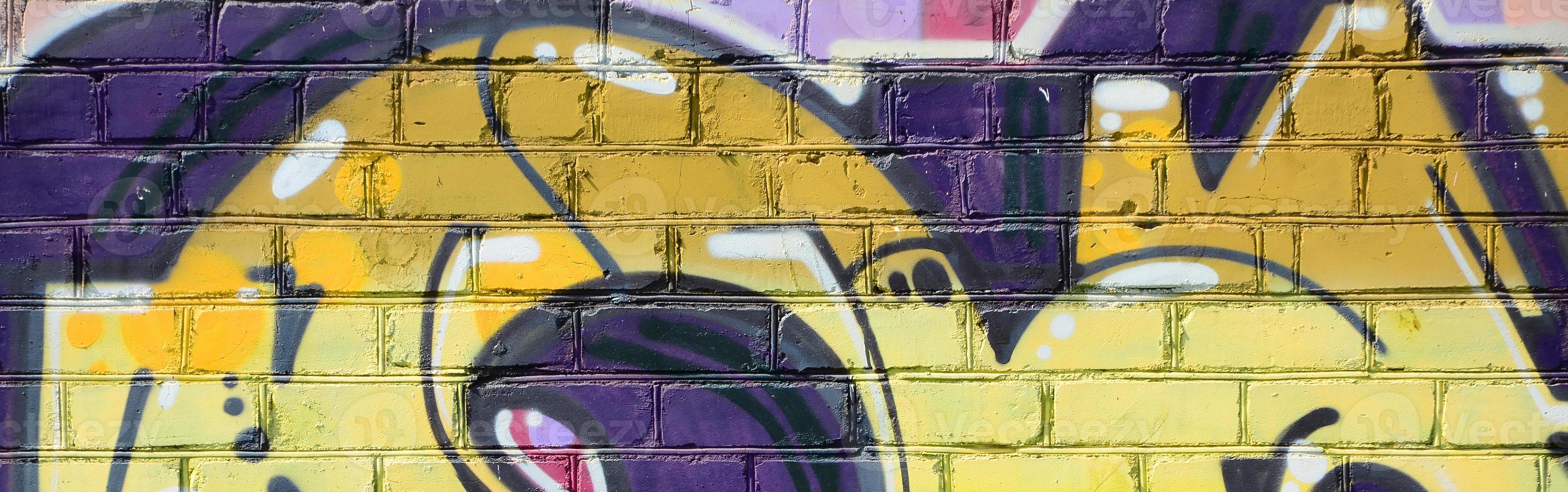 fragment van graffiti tekeningen. de oud muur versierd met verf vlekken in de stijl van straat kunst cultuur. gekleurde achtergrond structuur in warm tonen foto