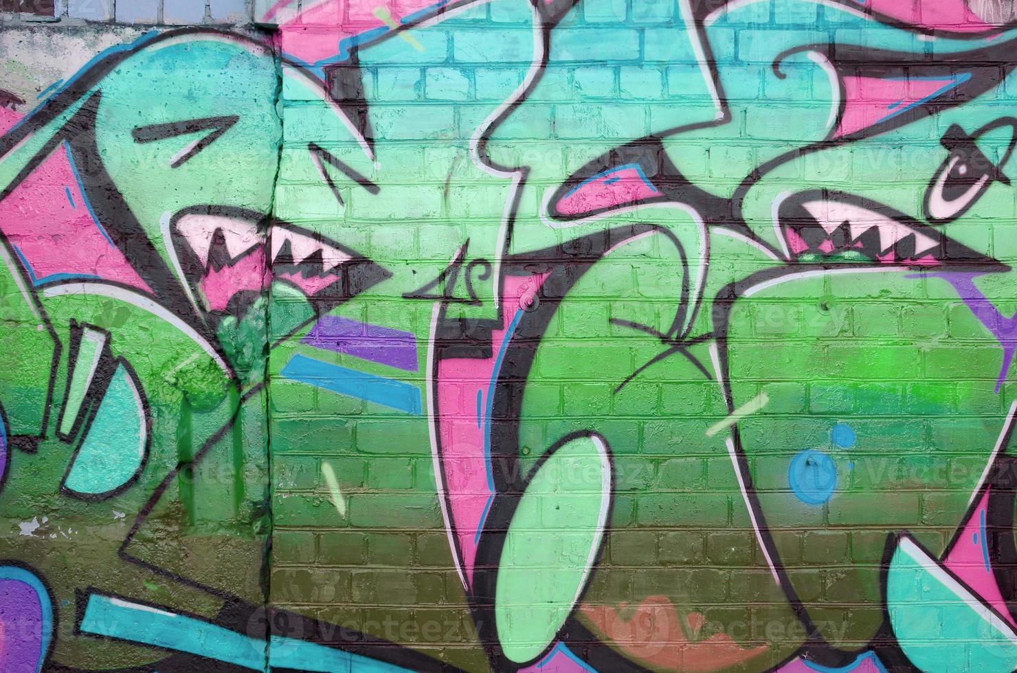 abstract kleurrijk fragment van graffiti schilderijen Aan oud steen muur in roze en groen kleuren. straat kunst samenstelling met onderdelen van ongeschreven brieven en veelkleurig vlekken foto