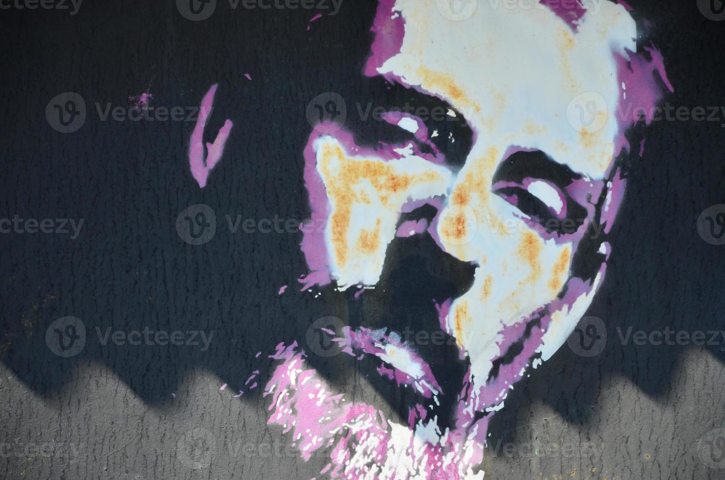 de oud muur, geschilderd in kleur graffiti tekening met aërosol verven. beeld van een oud man's gezicht in een gestencild stijl foto