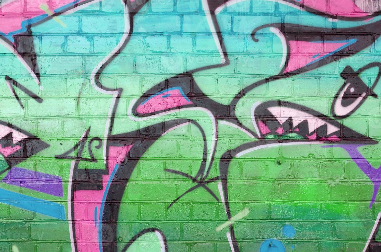 abstract kleurrijk fragment van graffiti schilderijen Aan oud steen muur in groen kleuren. straat kunst samenstelling met onderdelen van ongeschreven brieven en veelkleurig vlekken. subcultureel achtergrond foto