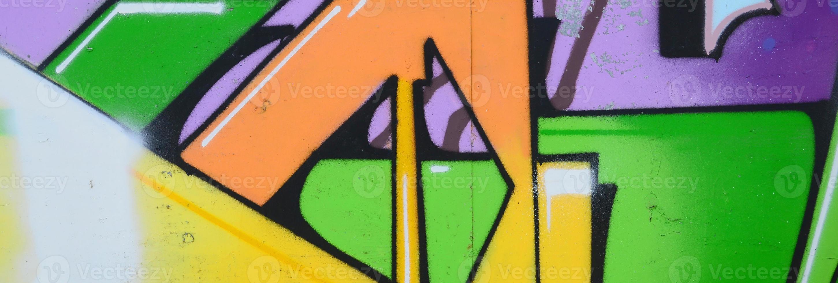 fragment van graffiti tekeningen. de oud muur versierd met verf vlekken in de stijl van straat kunst cultuur. veelkleurig achtergrond structuur foto