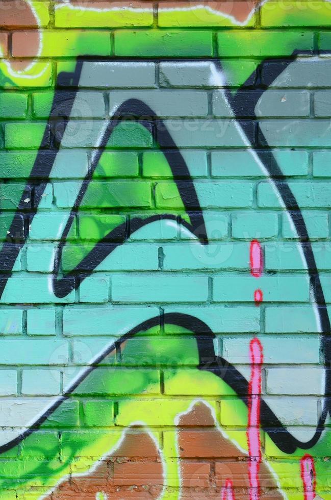 fragment van graffiti tekeningen. de oud muur versierd met verf vlekken in de stijl van straat kunst cultuur. gekleurde achtergrond structuur in groen tonen foto