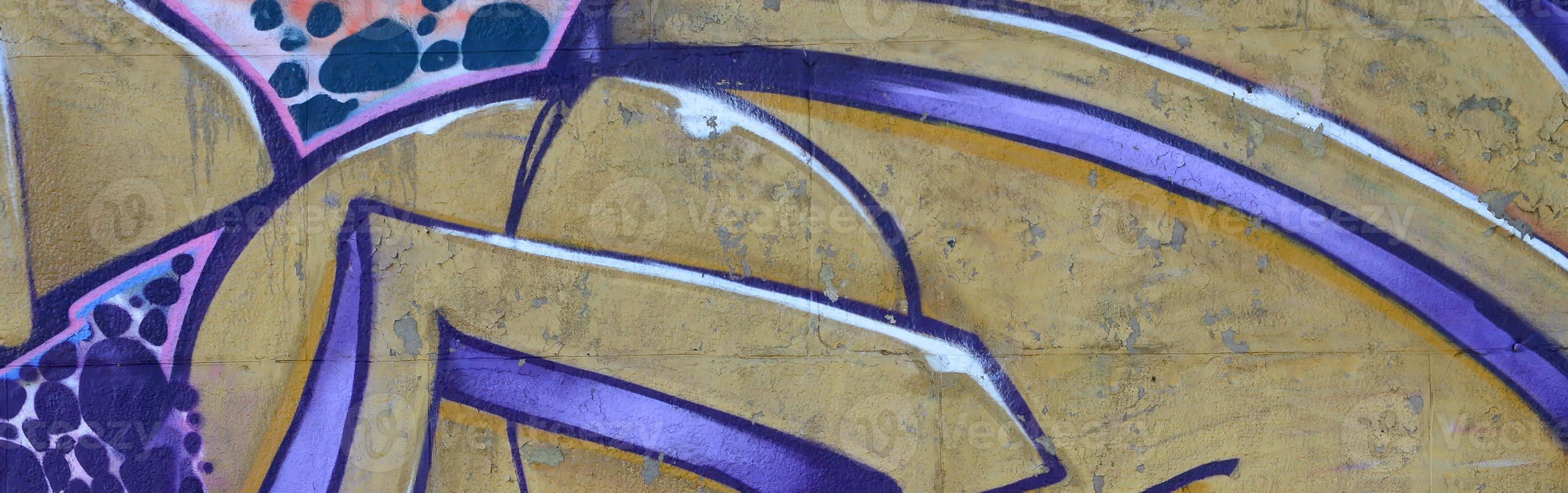 fragment van graffiti tekeningen. de oud muur versierd met verf vlekken in de stijl van straat kunst cultuur. gekleurde achtergrond structuur in Purper tonen foto