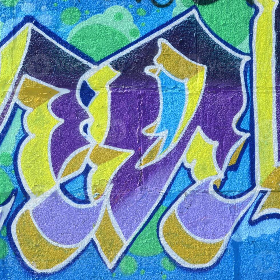 fragment van graffiti tekeningen. de oud muur versierd met verf vlekken in de stijl van straat kunst cultuur. gekleurde achtergrond structuur in verkoudheid tonen foto