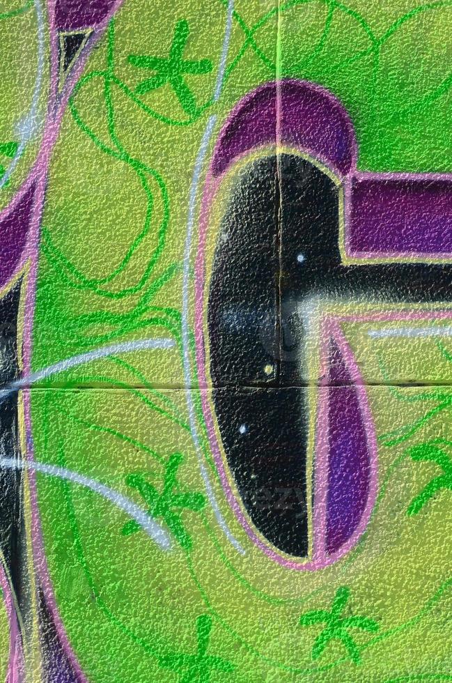 fragment van graffiti tekeningen. de oud muur versierd met verf vlekken in de stijl van straat kunst cultuur. gekleurde achtergrond structuur in groen tonen foto