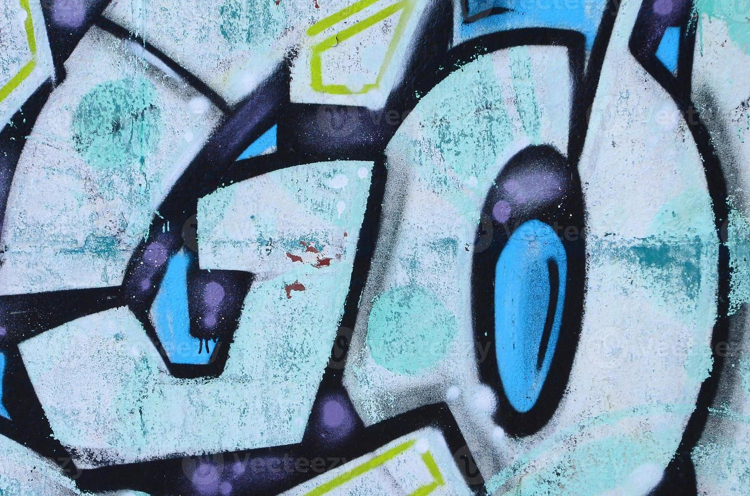 fragment van graffiti tekeningen. de oud muur versierd met verf vlekken in de stijl van straat kunst cultuur. gekleurde achtergrond structuur in verkoudheid tonen foto