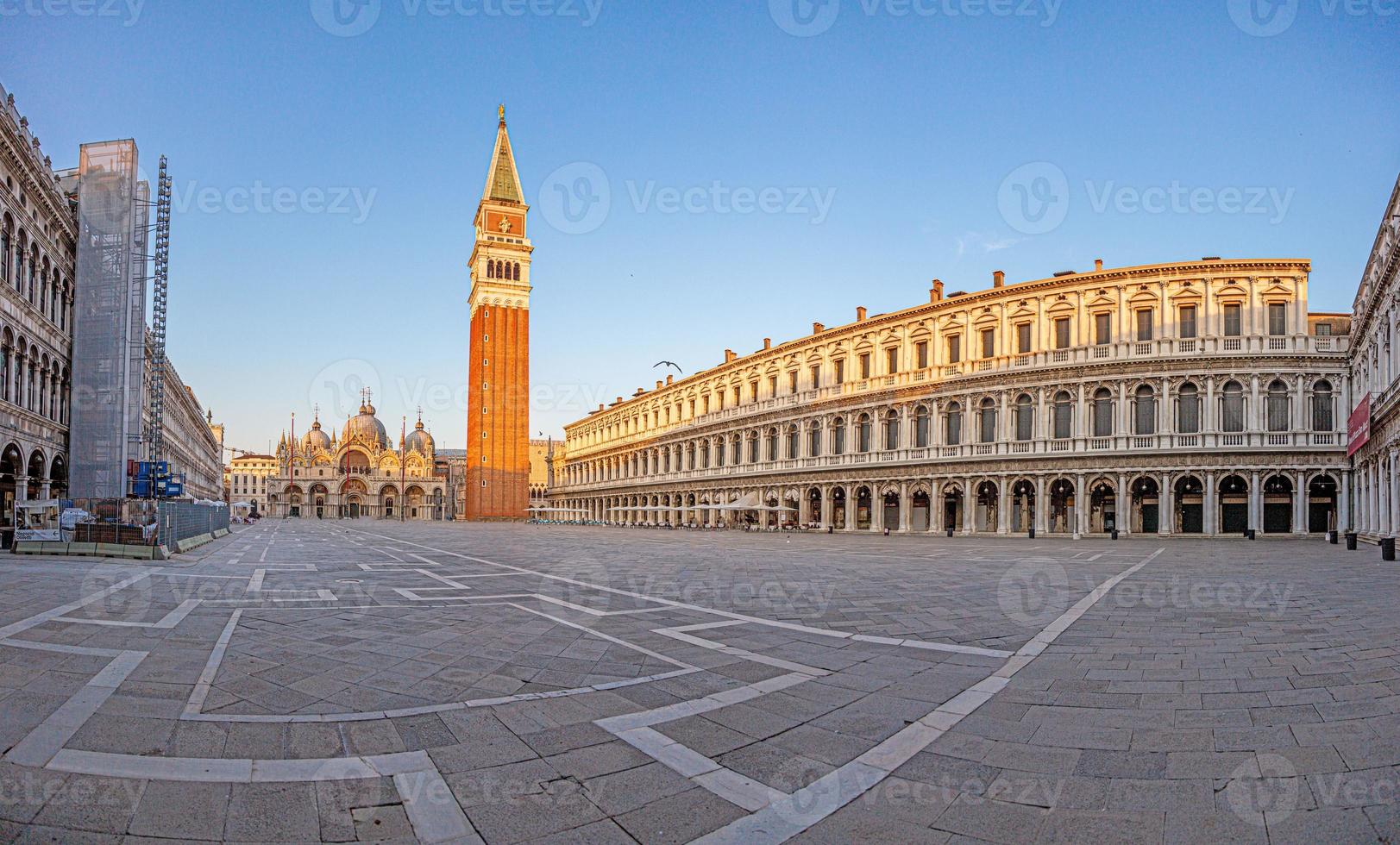 afbeelding van plein san marco in Venetië met campanile en st. marcus basiliek gedurende kroniek vergrendeling zonder mensen foto