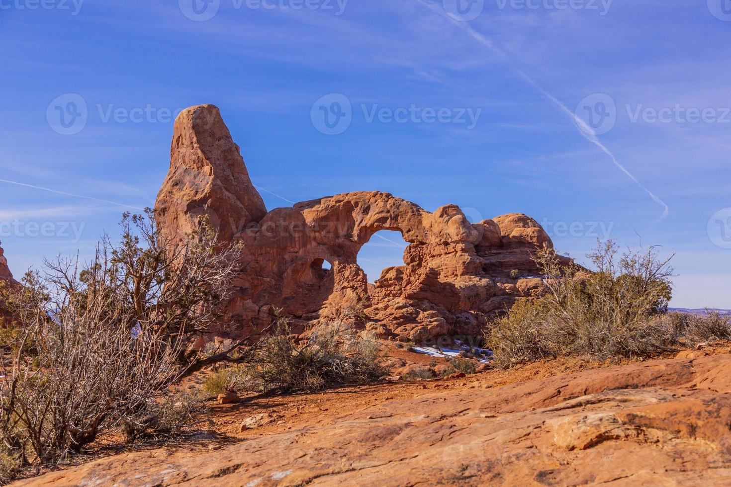 panoramisch afbeelding van natuurlijk en geologisch vraagt zich af van bogen nationaal park in Utah in winter foto