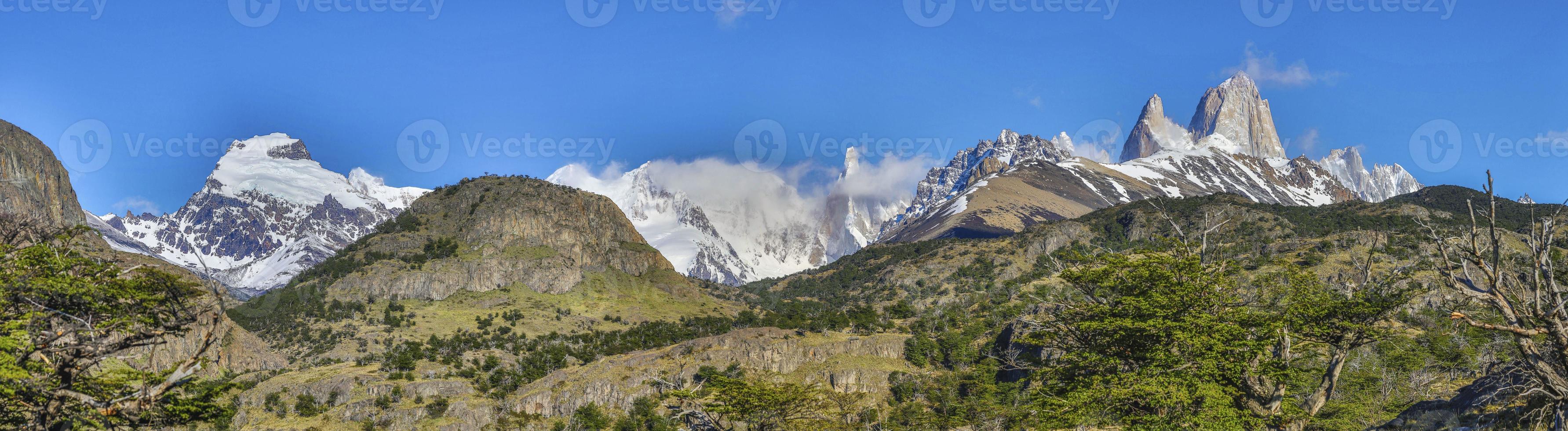 panoramisch afbeelding van de beroemd toppen cerro torre en fitz roy in Patagonië foto