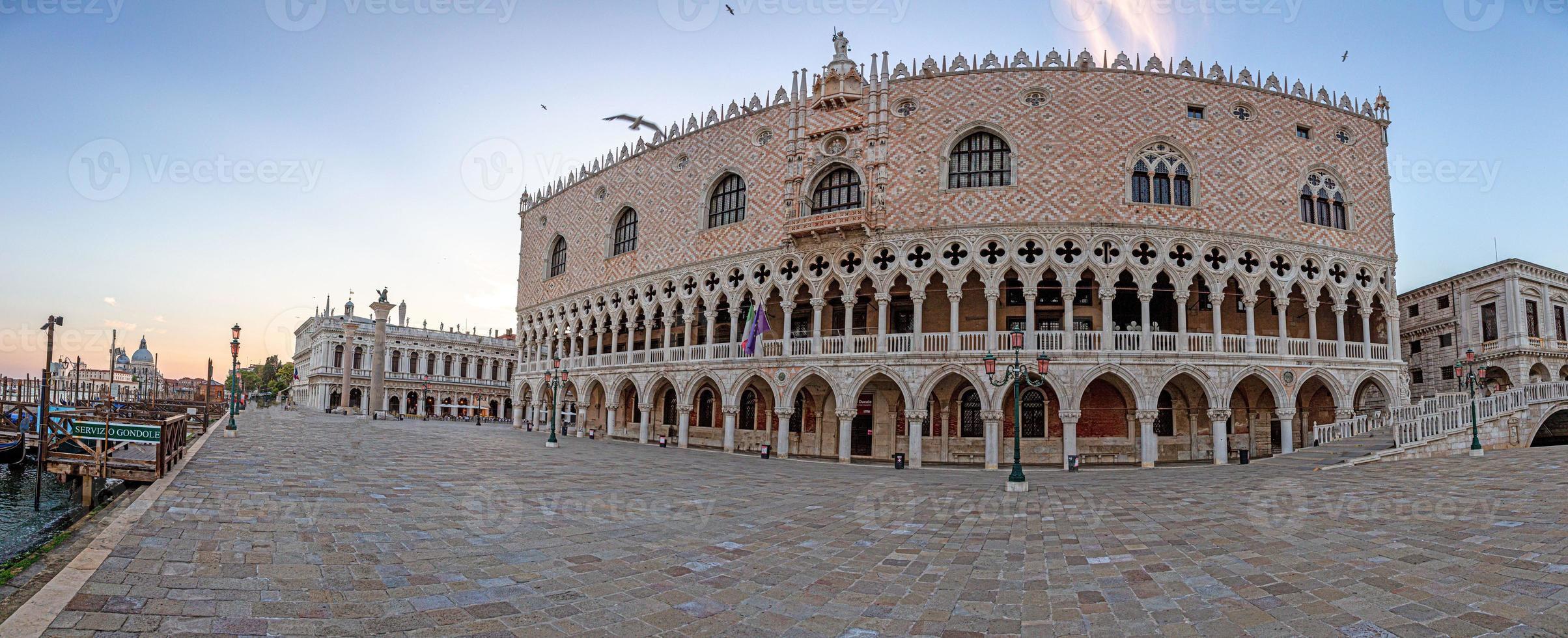afbeelding van plein in voorkant van doge paleis in Venetië zonder bezoekers in covid-19 seizoen foto