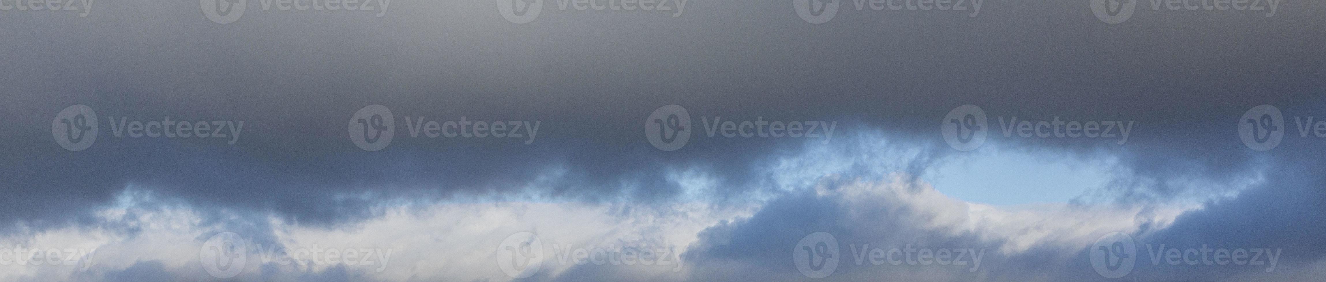 beeld van een gedeeltelijk bewolkt en gedeeltelijk Doorzichtig lucht gedurende de dag foto