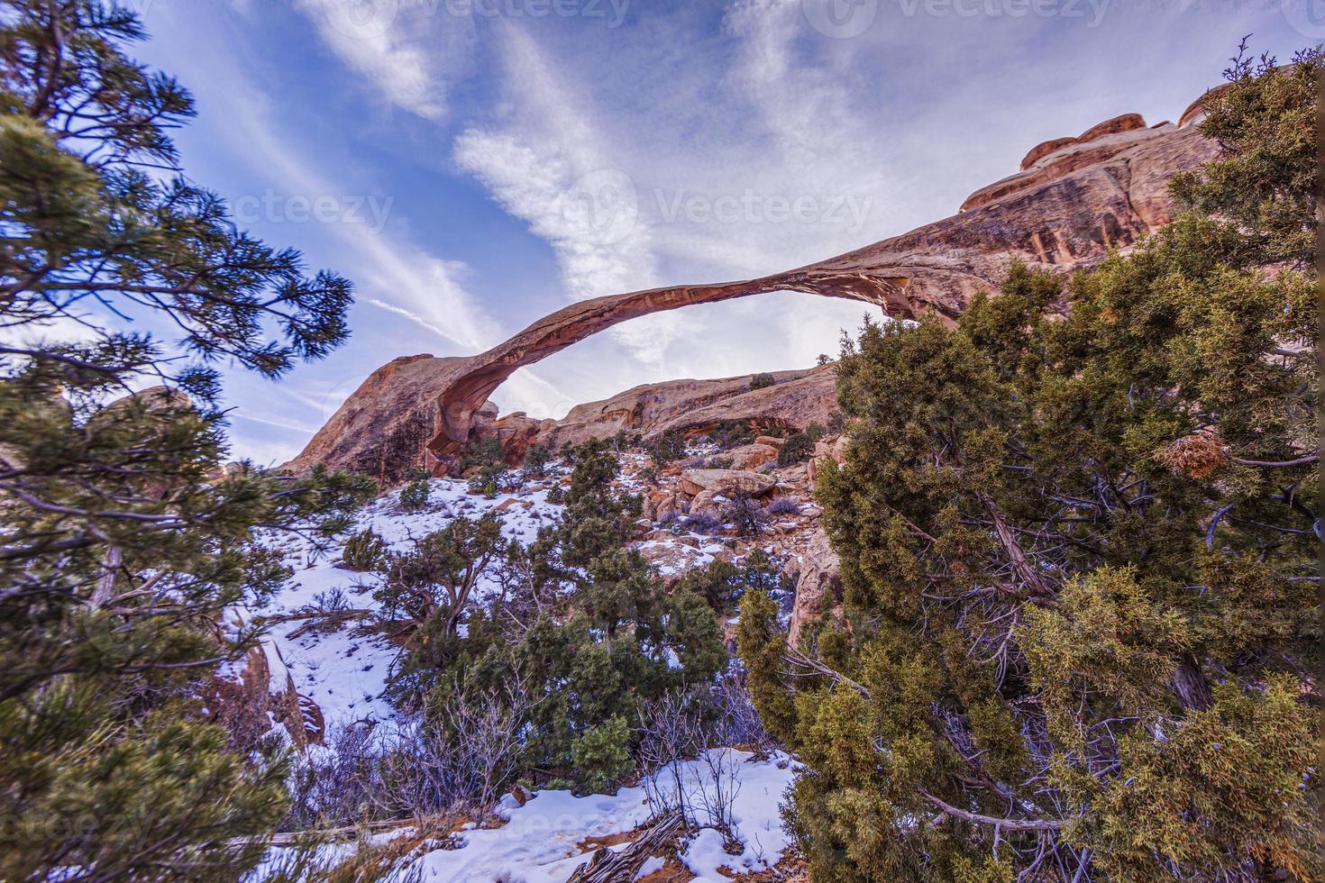 panoramisch afbeelding van natuurlijk en geologisch vraagt zich af van bogen nationaal park in Utah in winter foto