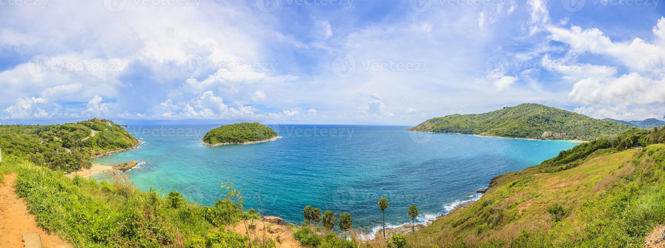 panoramisch visie van phromtep visie punt Aan phuket foto