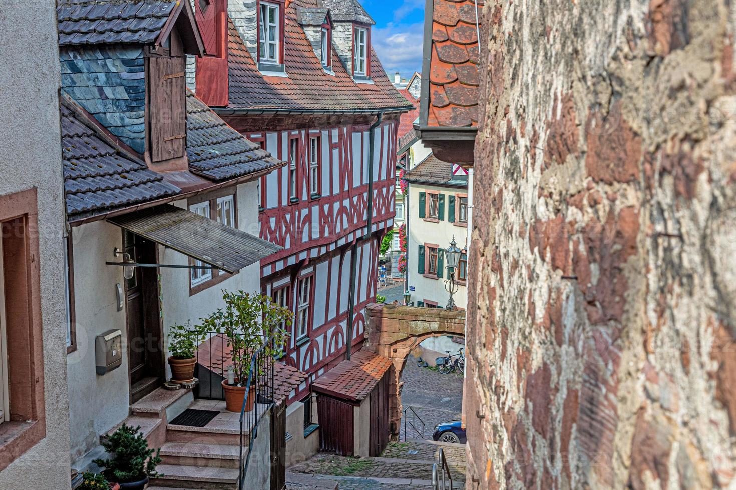 klein steeg in de middeleeuws Duitse stad van miltenberg gedurende dag foto