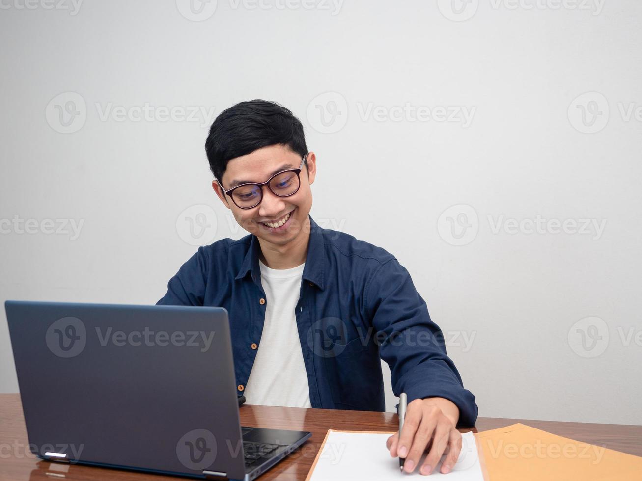 jong zakenman werken Bij zijn werkplaats tafel foto