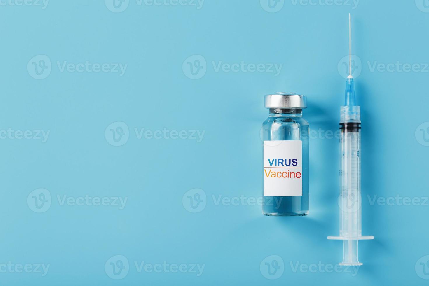 injectiespuiten en ampul met de vaccin tegen de virus van ziekten Aan een blauw achtergrond. foto