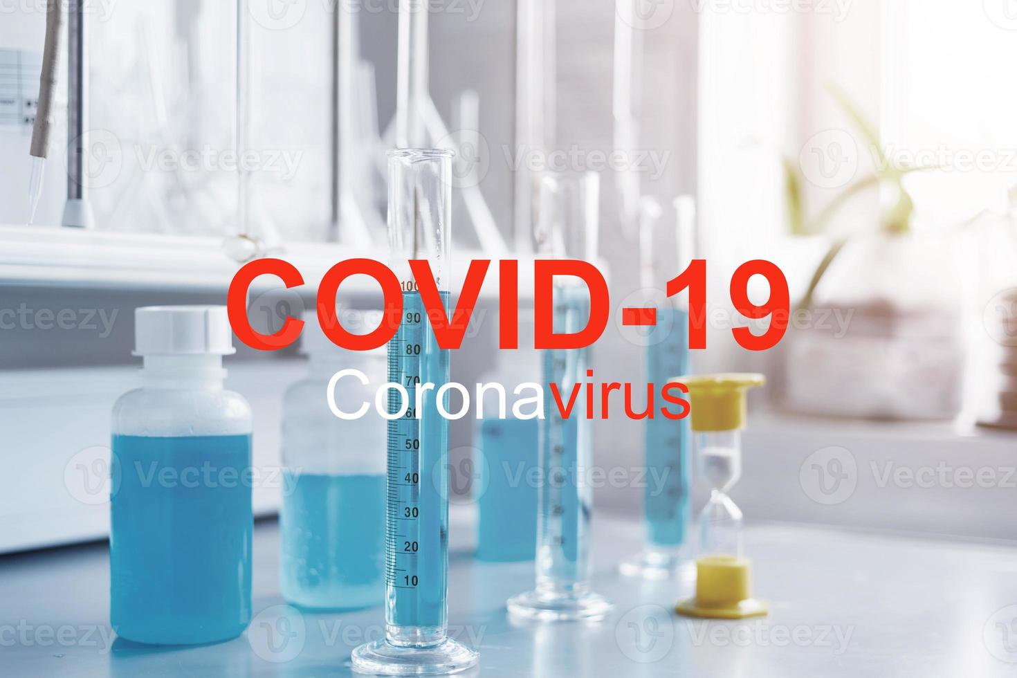 laboratorium met uitrusting voor chemisch analyse, detectie en behandeling van coronavirus infectie, gelabeld covid19. foto