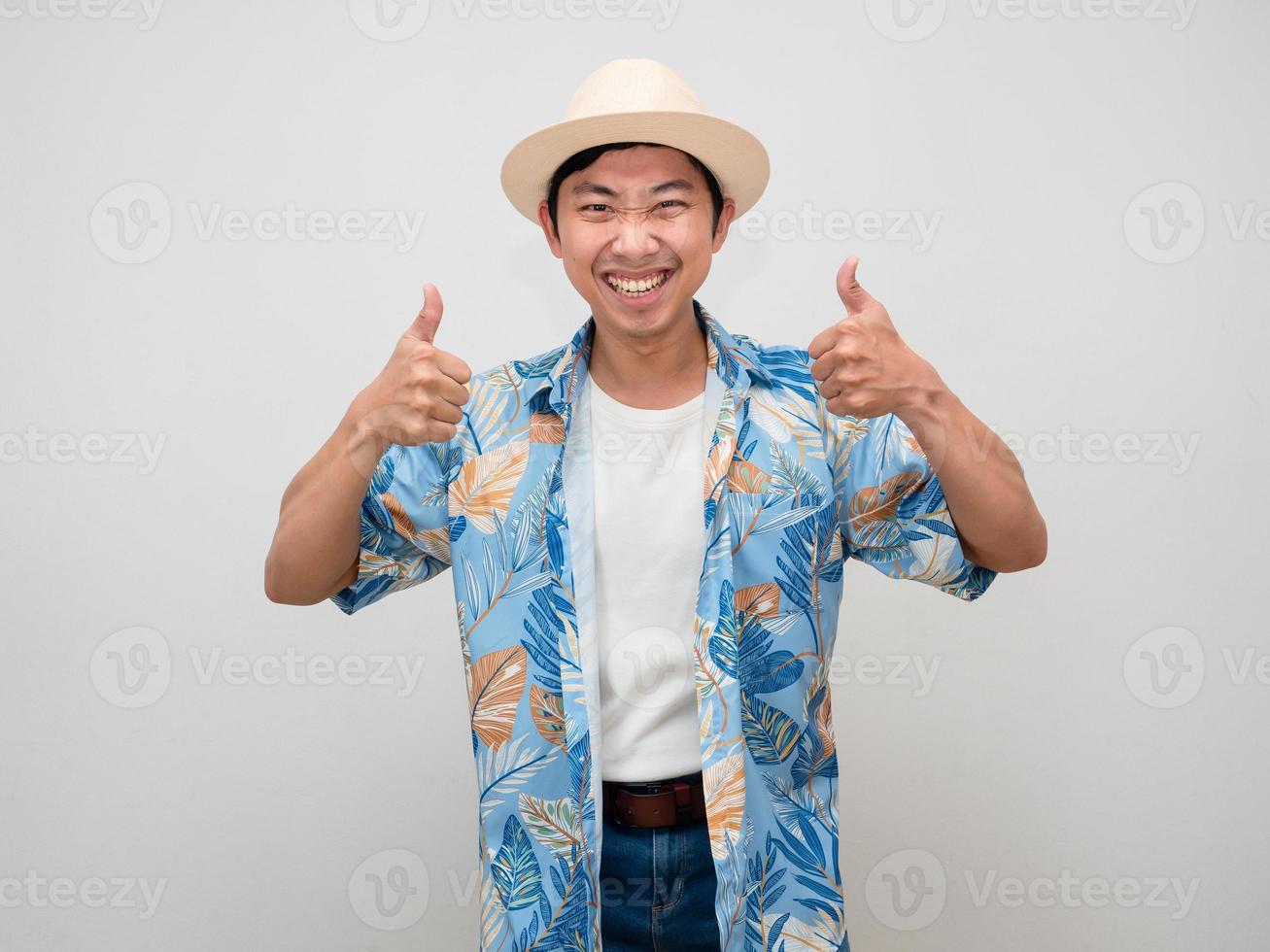 vrolijk toerisme Aziatisch Mens gelukkig glimlach tonen duim omhoog geïsoleerd foto