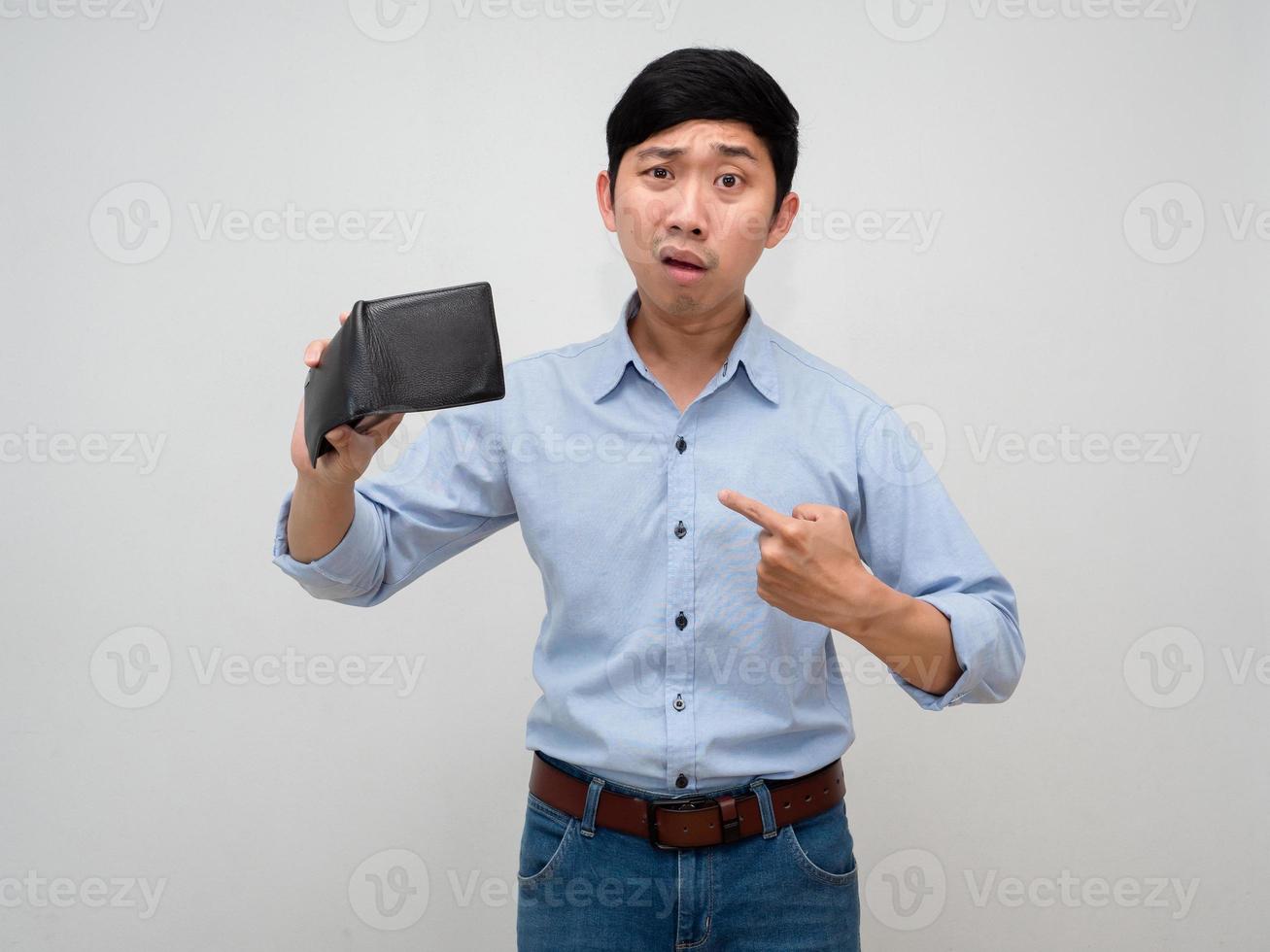 arm zakenman Holding leeg portemonnee voelt verdrietig gebaar punt vinger Bij zichzelf geïsoleerd foto