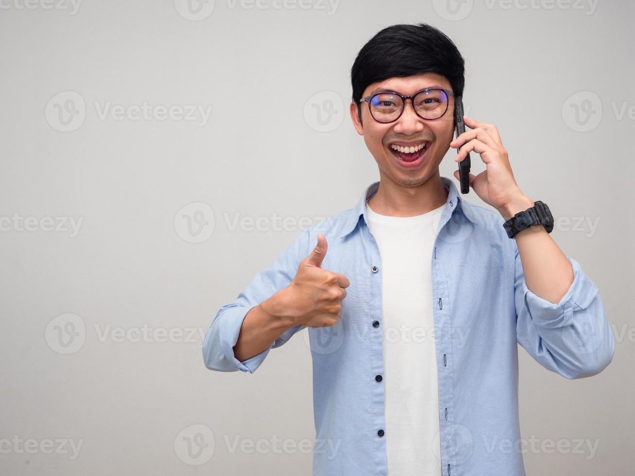 positief vrolijk Mens blauw overhemd tonen duim omhoog geïsoleerd foto